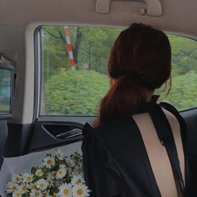 她从灰烬中走来